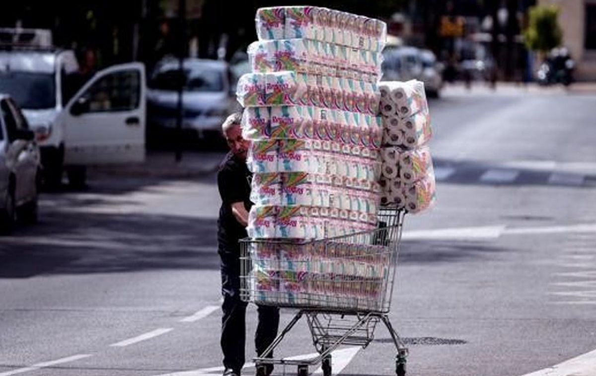 Un hombre hace acopio de papel higiénico en mayo de 2020 en Madrid, su kit de supervivencia / EFE
