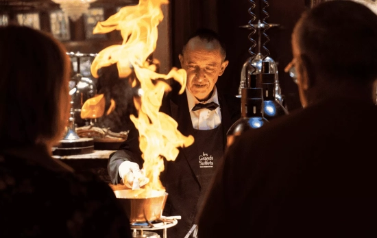 Uno de los cocineros prepara el pato a la sangre / ÒSCAR GIL