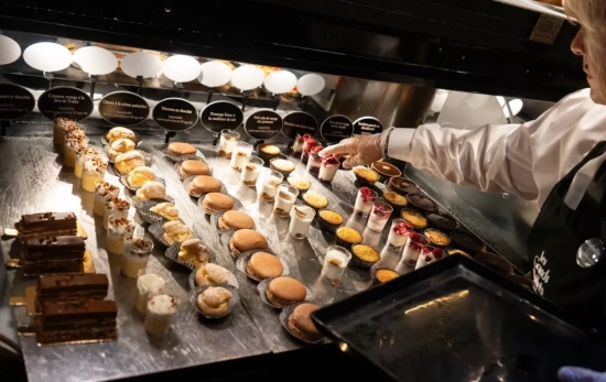 Una repostera coloca un dulce / ÒSCAR GIL