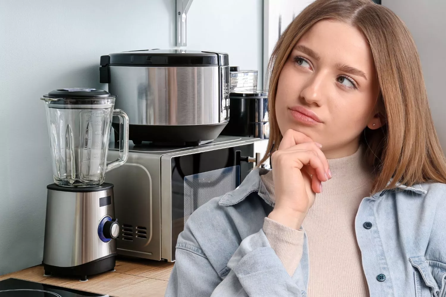 Una persona que ya sabe como reducir el consumo de tus electrodomésticos en invierno/ Montaje Consumidor Global