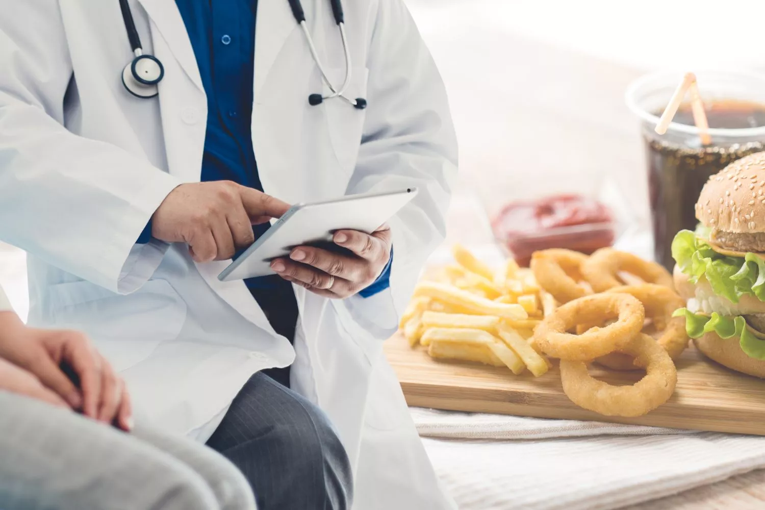 Un médico alertando a una paciente de los riesgos de consumir alimentos ultraprocesados/ Montaje Consumidor Global