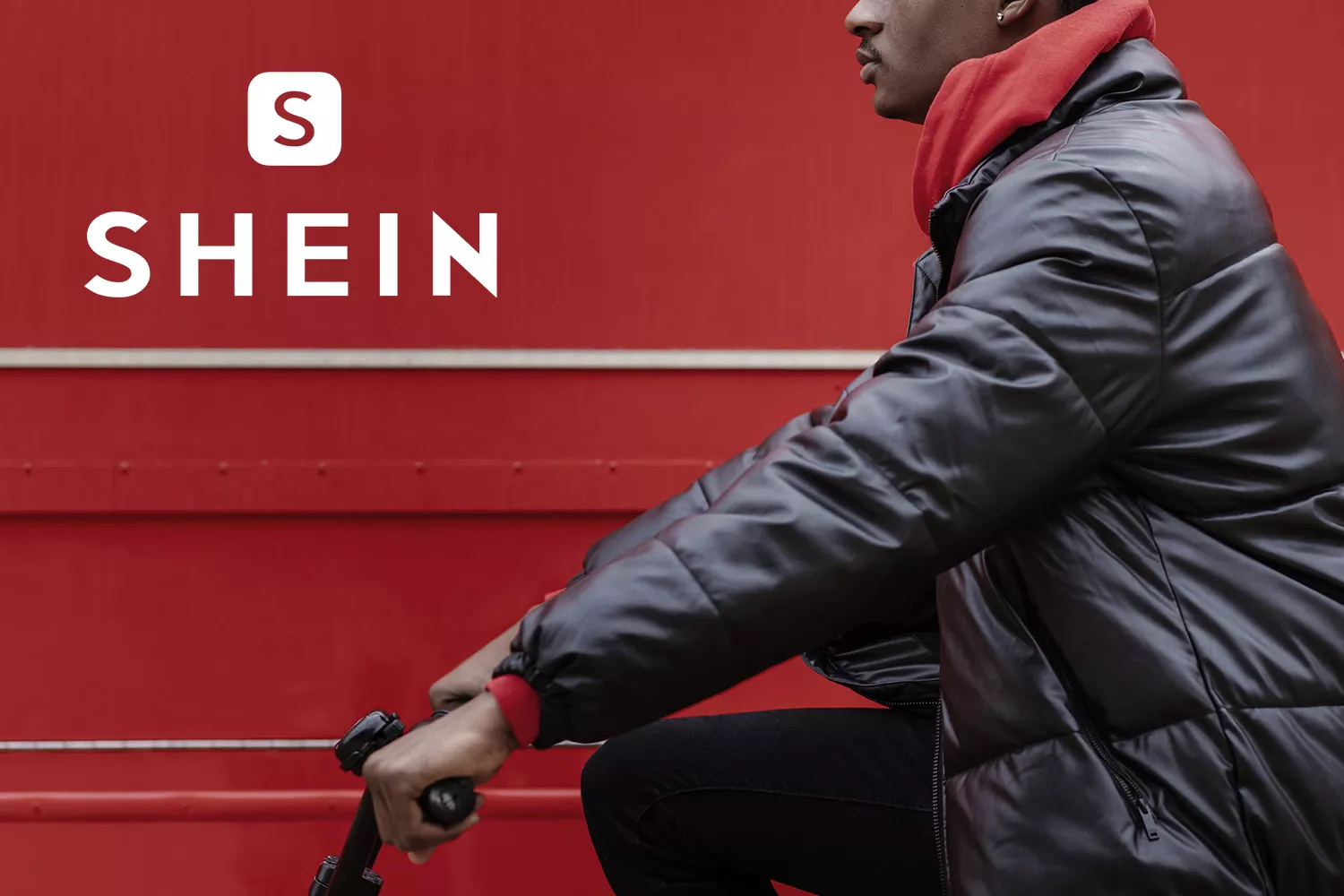 Una persona con una chaqueta impermeable adquirida en Shein / FOTOMONTAJE CG