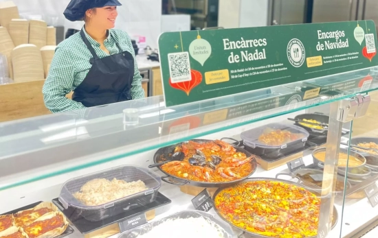 Una dependienta de la sección de 'Listos para comer' de Mercadona preparada para recibir los encargos de Navidad/ CEDIDA