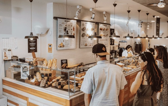 Clientes en un local de Panaria