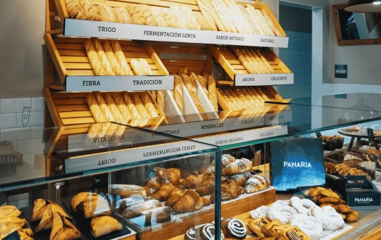 Bollería y barras de pan en un local de Panaria