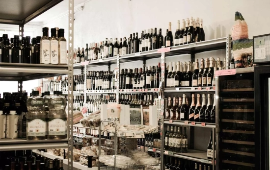 Diferentes botellas en un establecimiento   PEXELS