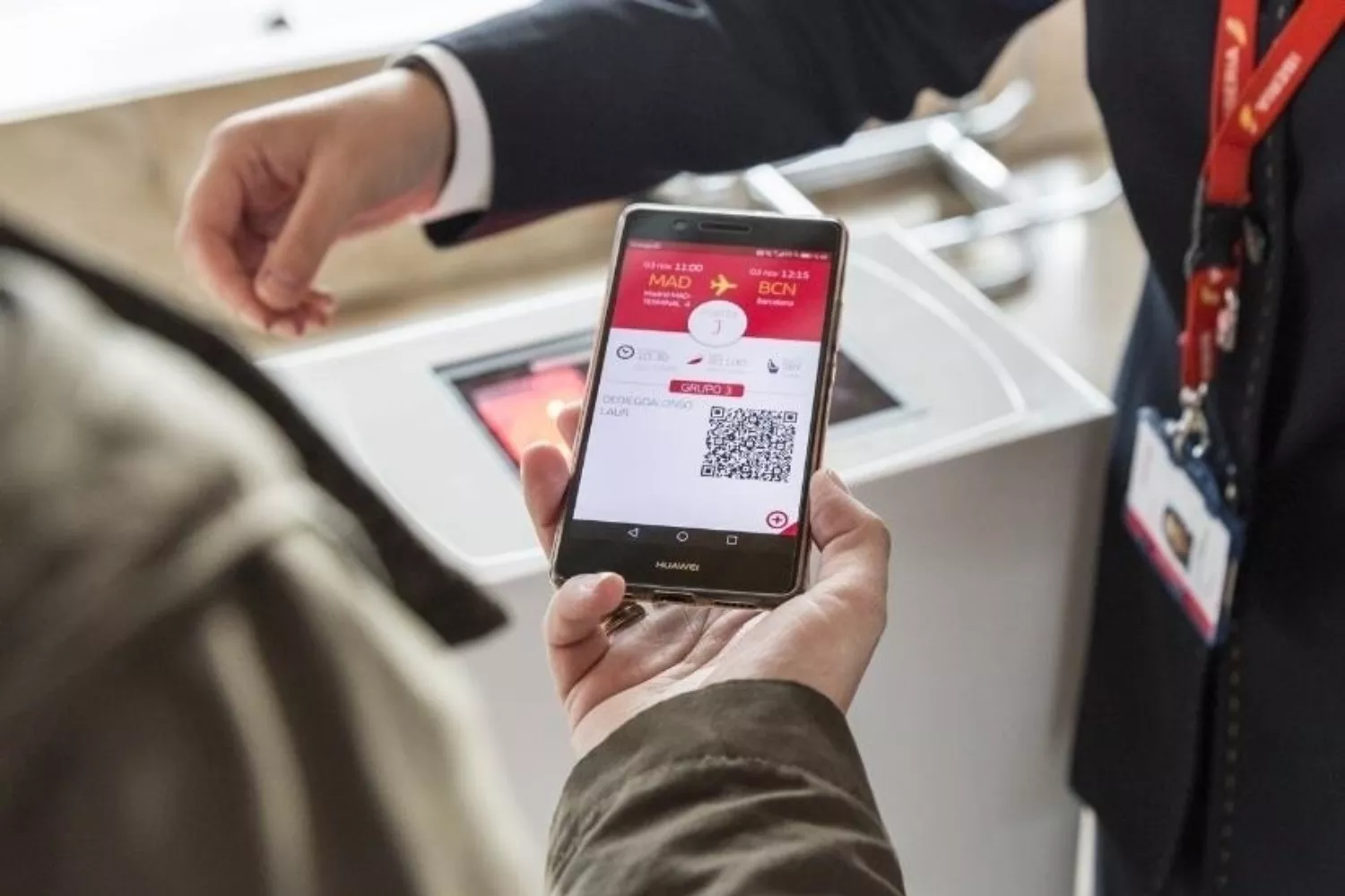 Un cliente de Iberia con una tarjeta de embarque   EP