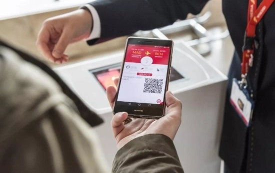 Un cliente de Iberia muestra su tarjeta de embarque para un vuelo / EP