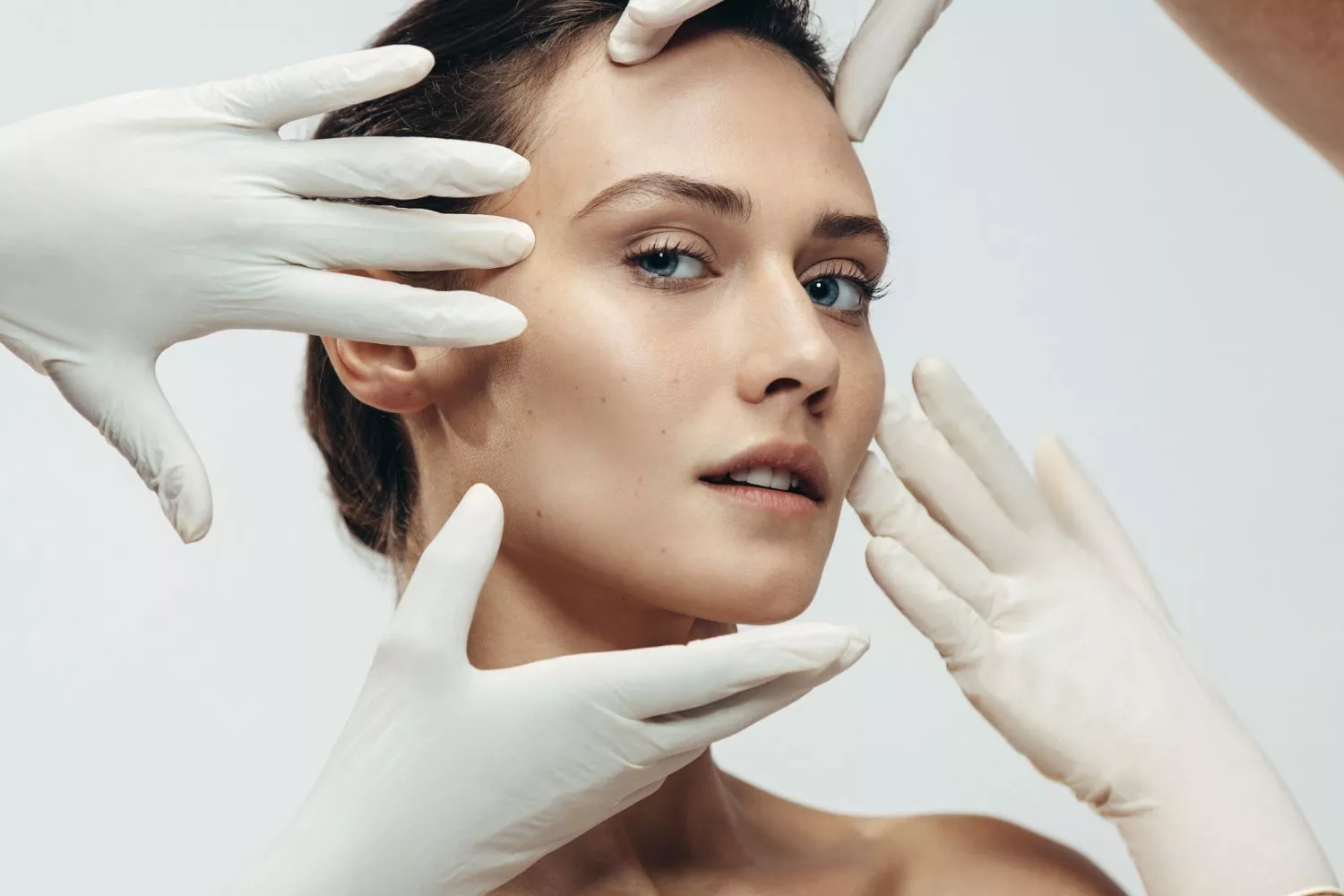 Una mujer aplicándose el antiarrugas más potente / CANVA