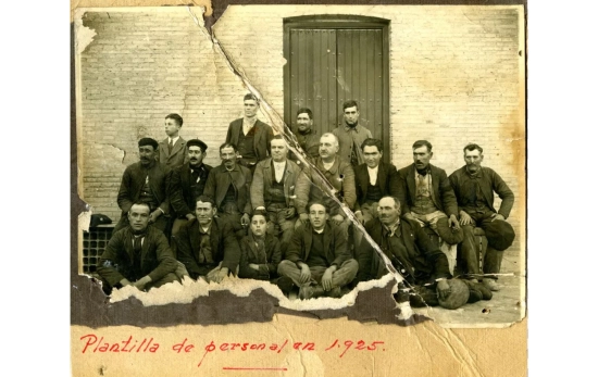 Plantilla de Cervezas Alhambra en 1925 / CERVEZAS ALHAMBRA