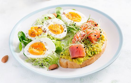 La chía también es útil como topping en las ensaladas y postres / FREEPIK 