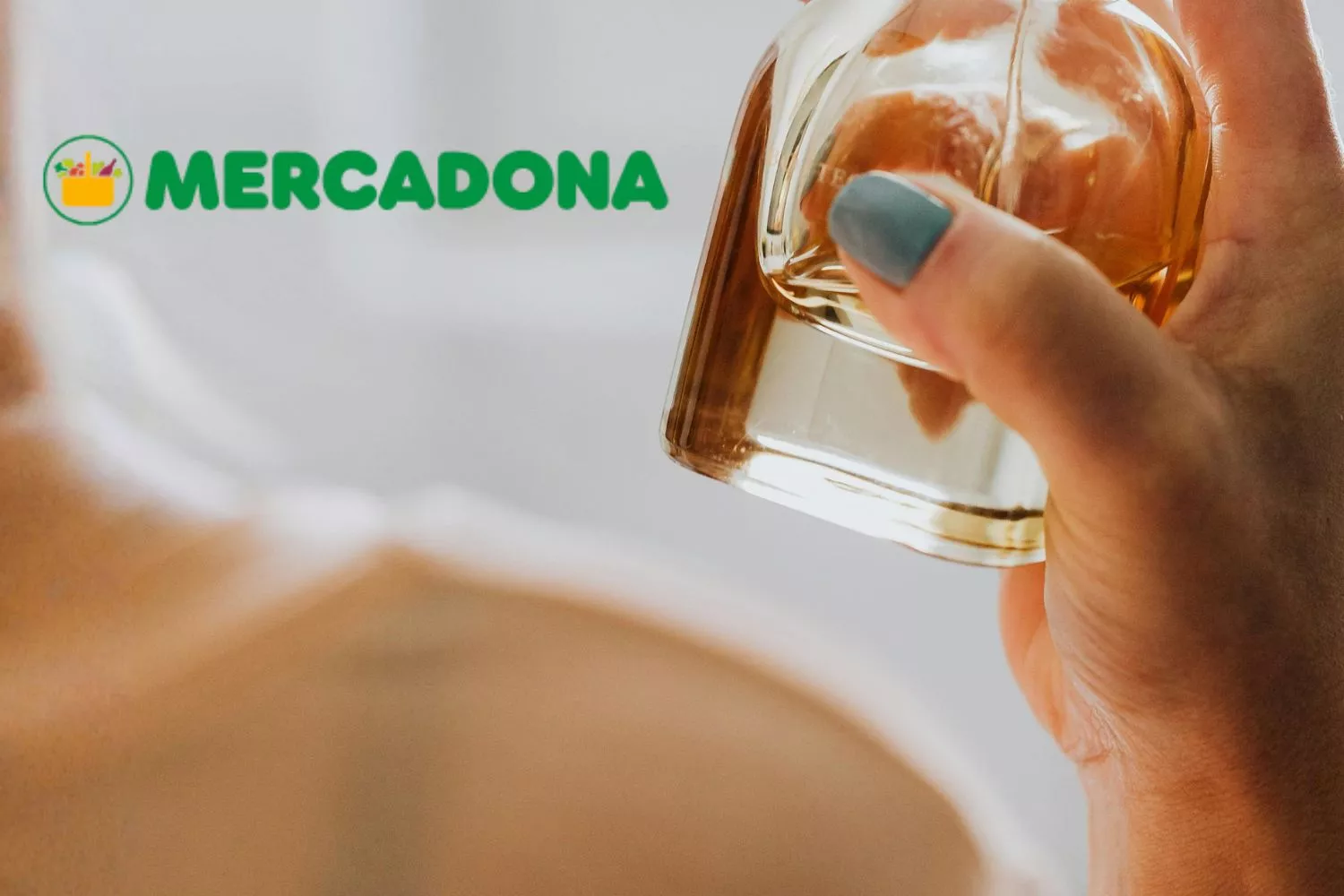 Una mujer echándose la nueva colonia de Navidad de Mercadona/ Montaje Consumidor Global