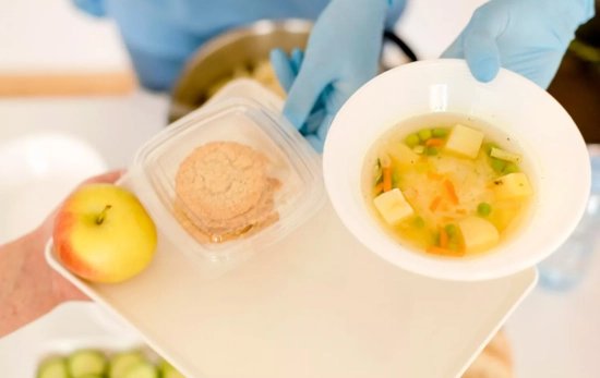 Alimentación en un hospital / FREEPIK