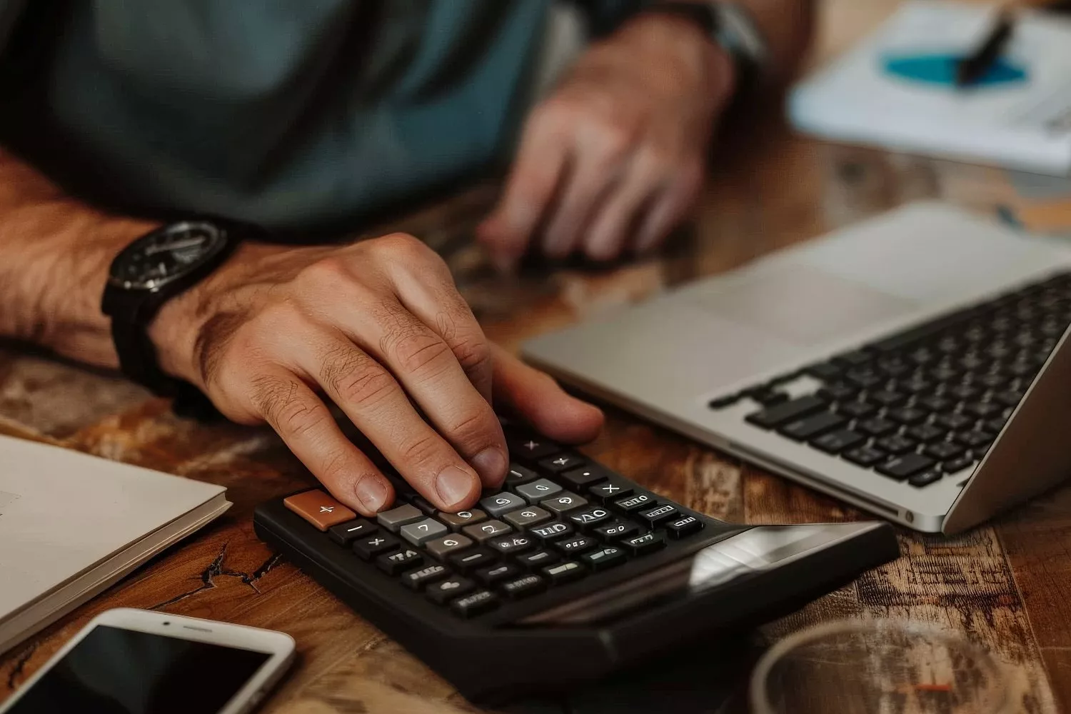 Un cliente de MyInvestor realiza unos cálculos / FREEPIK