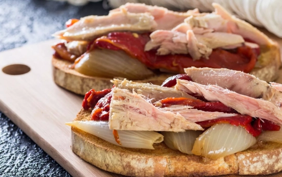 Tostas de caballa y el preparado de verduras asadas/ MERCADONA