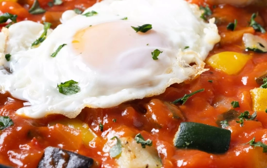 Preparado de verduras asadas con huevo y tomate triturado/ CANVA