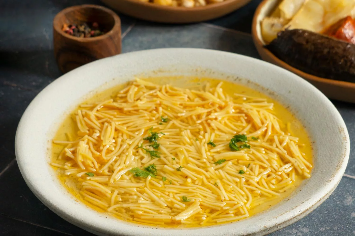 Una sopa de fideos   FREEPIK