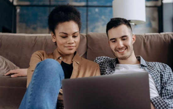 Dos personas ven una película / PEXELS