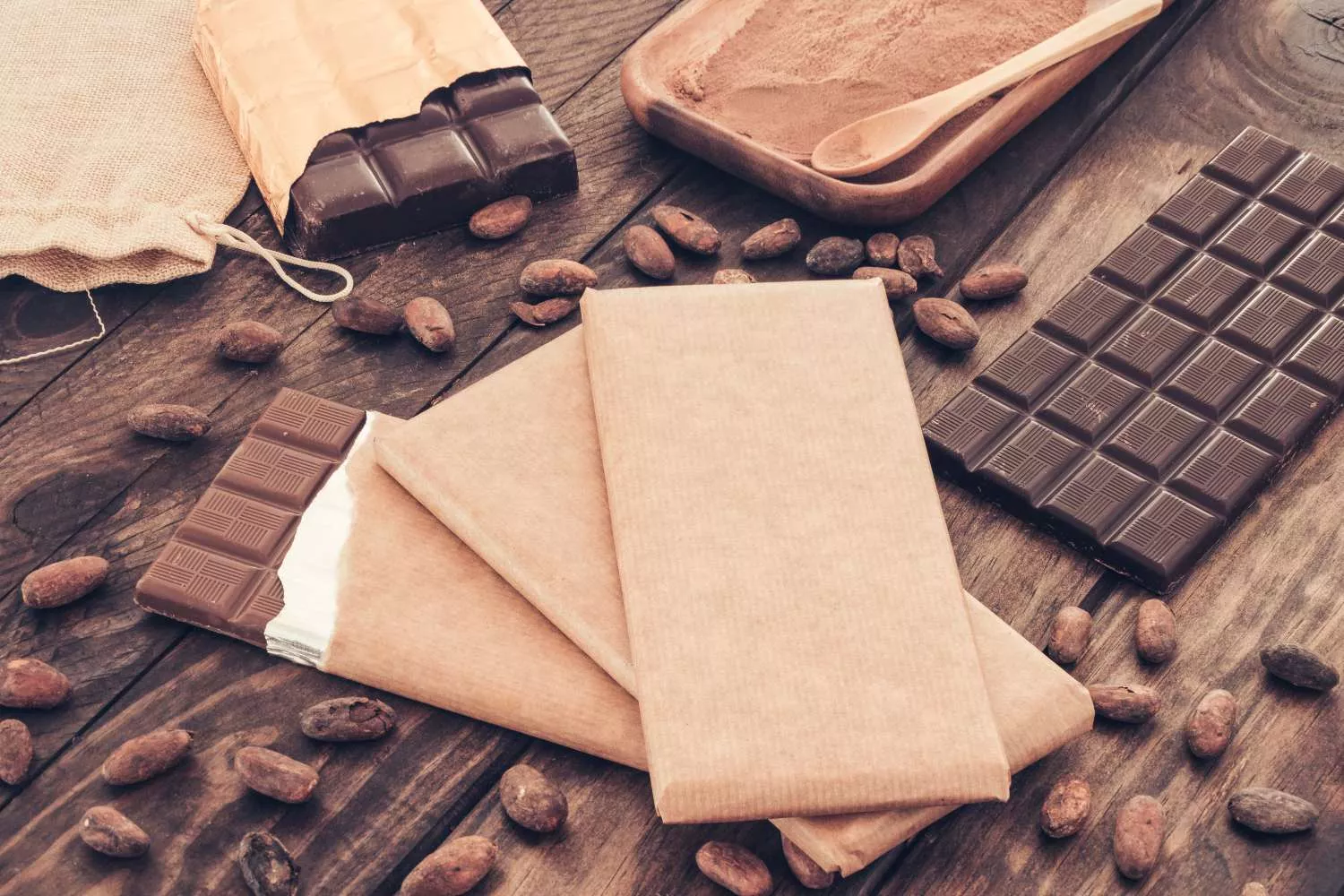 Distintas tabletas de chocolate   FREEPIK