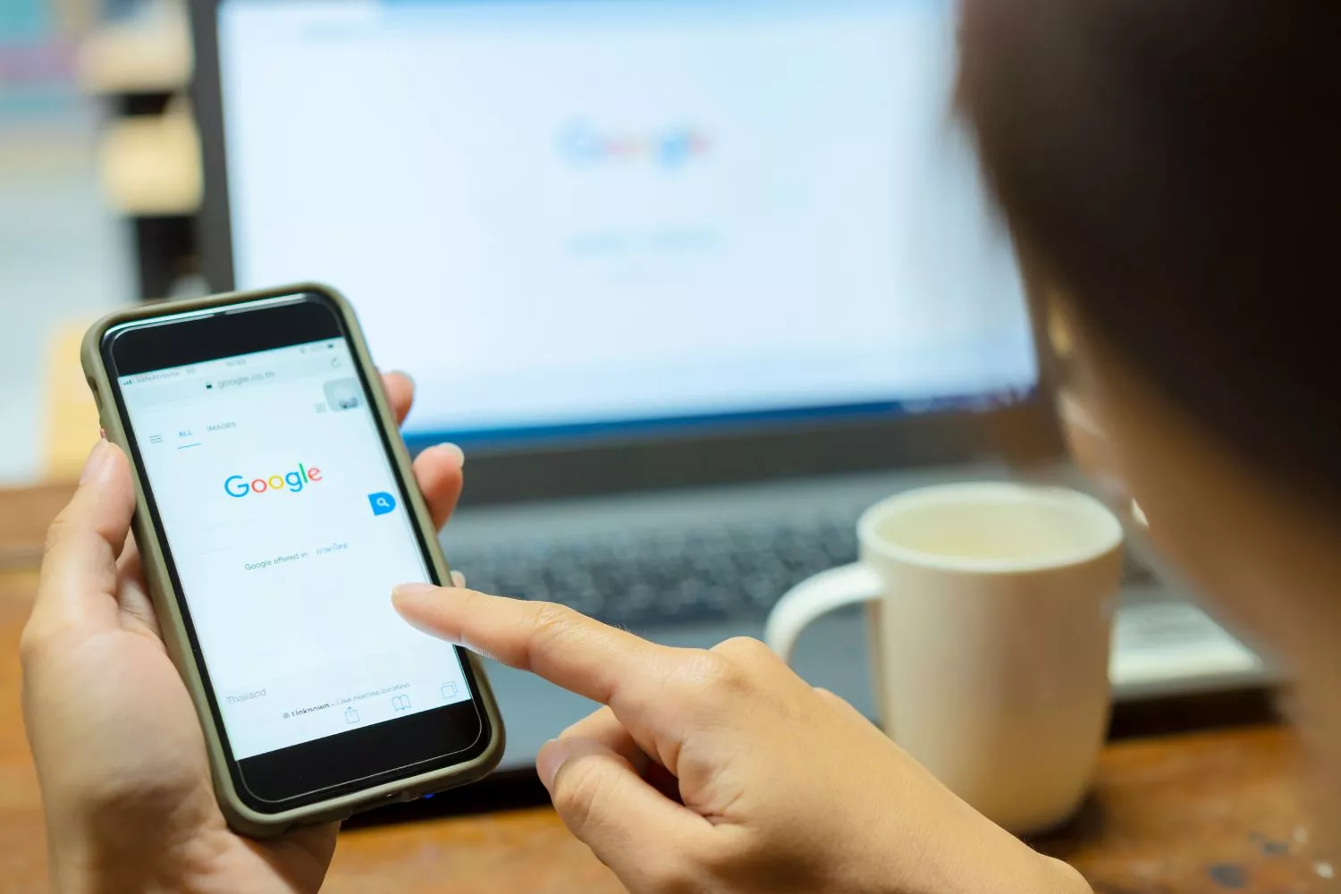 Una persona instalando la herramienta de Google que te deja filtrar llamadas/ CANVA