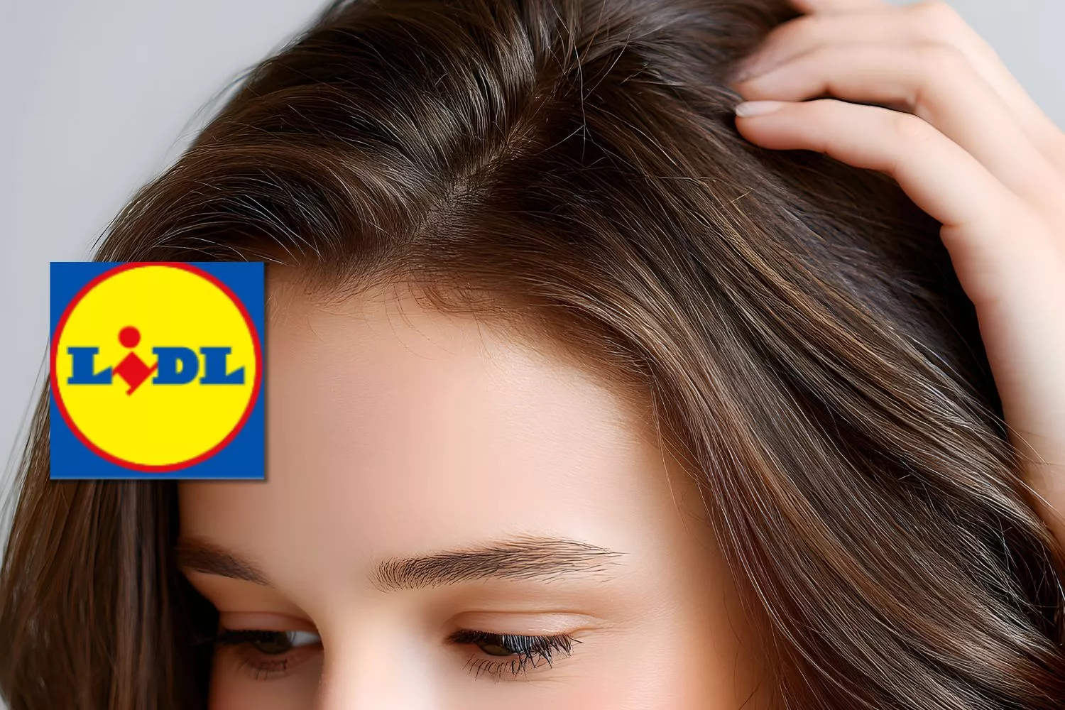 Una persona que se ha aplicado el nuevo producto de Lidl que revoluciona el cuidado del cabello/ Montaje Consumidor Global