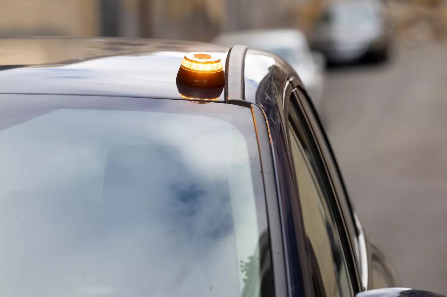 Un coche con la baliza V16 /  EUROPA PRESS