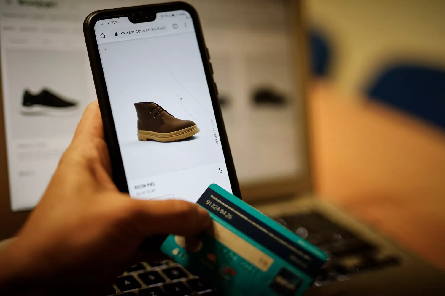 Una persona compra en un comercio electrónico / Jesús Hellín - EP