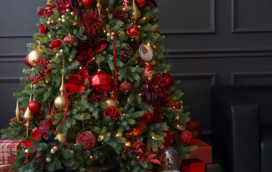 Árbol de Navidad en tonos rojos y dorados/ CANVA Árbol de Navidad en tonos rojos y dorados/ CANVA