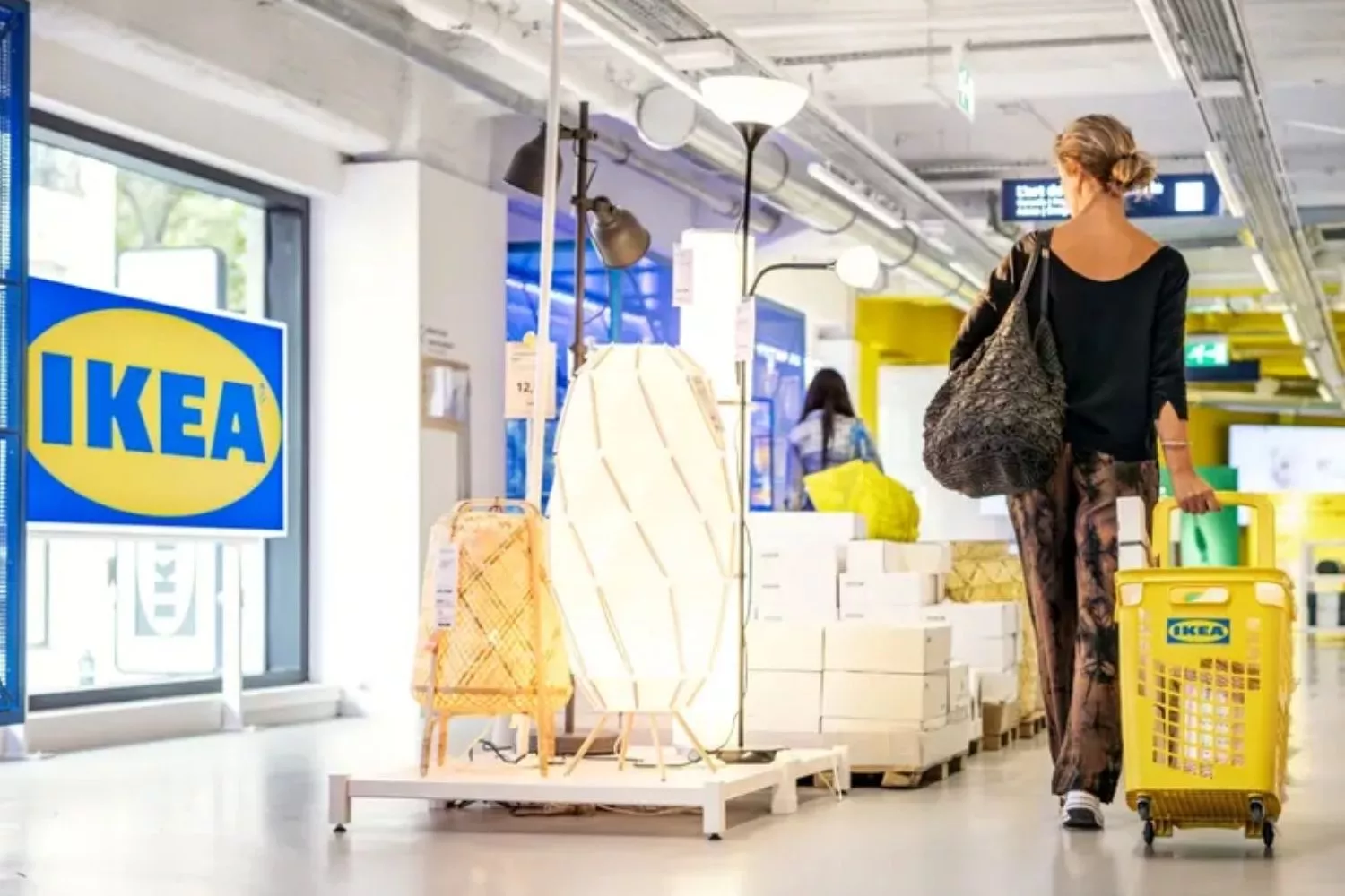 Una persona en una tienda / IKEA