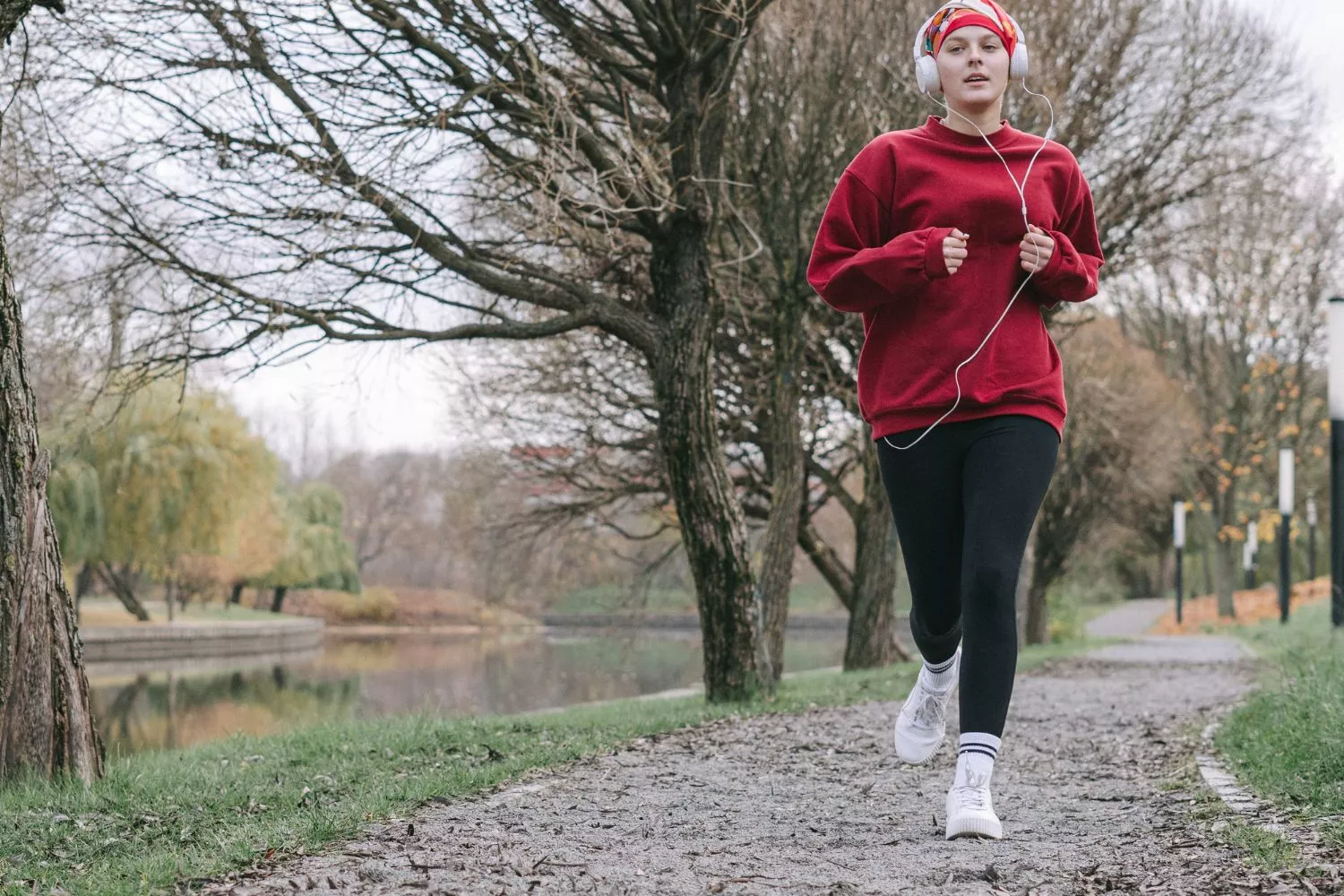 Una chica que corre con frío para fortalecer su cuerpo/ CANVA