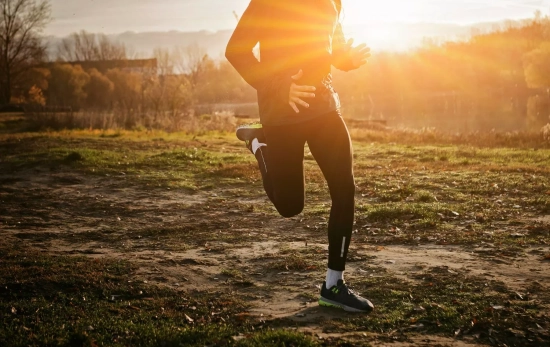 Una persona haciendo running en invierno/ CANVA