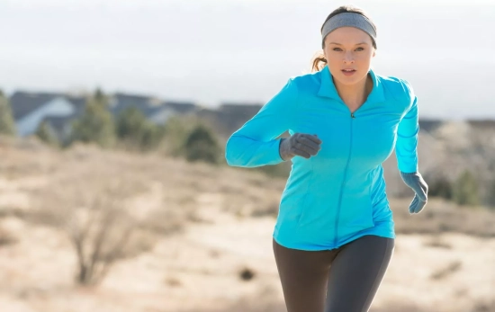 Una mujer saliendo a correr para despejar la mente/ CANVA
