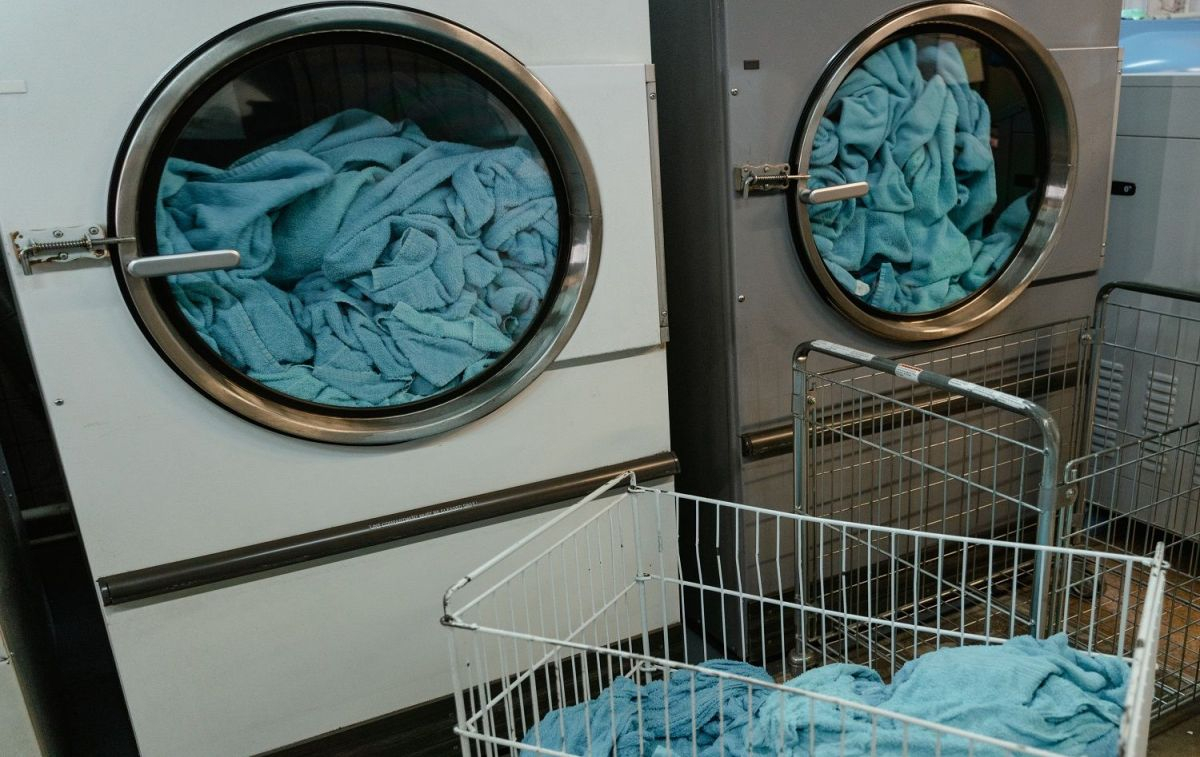 Toallas sucias en las lavadoras de una lavandería / PEXELS