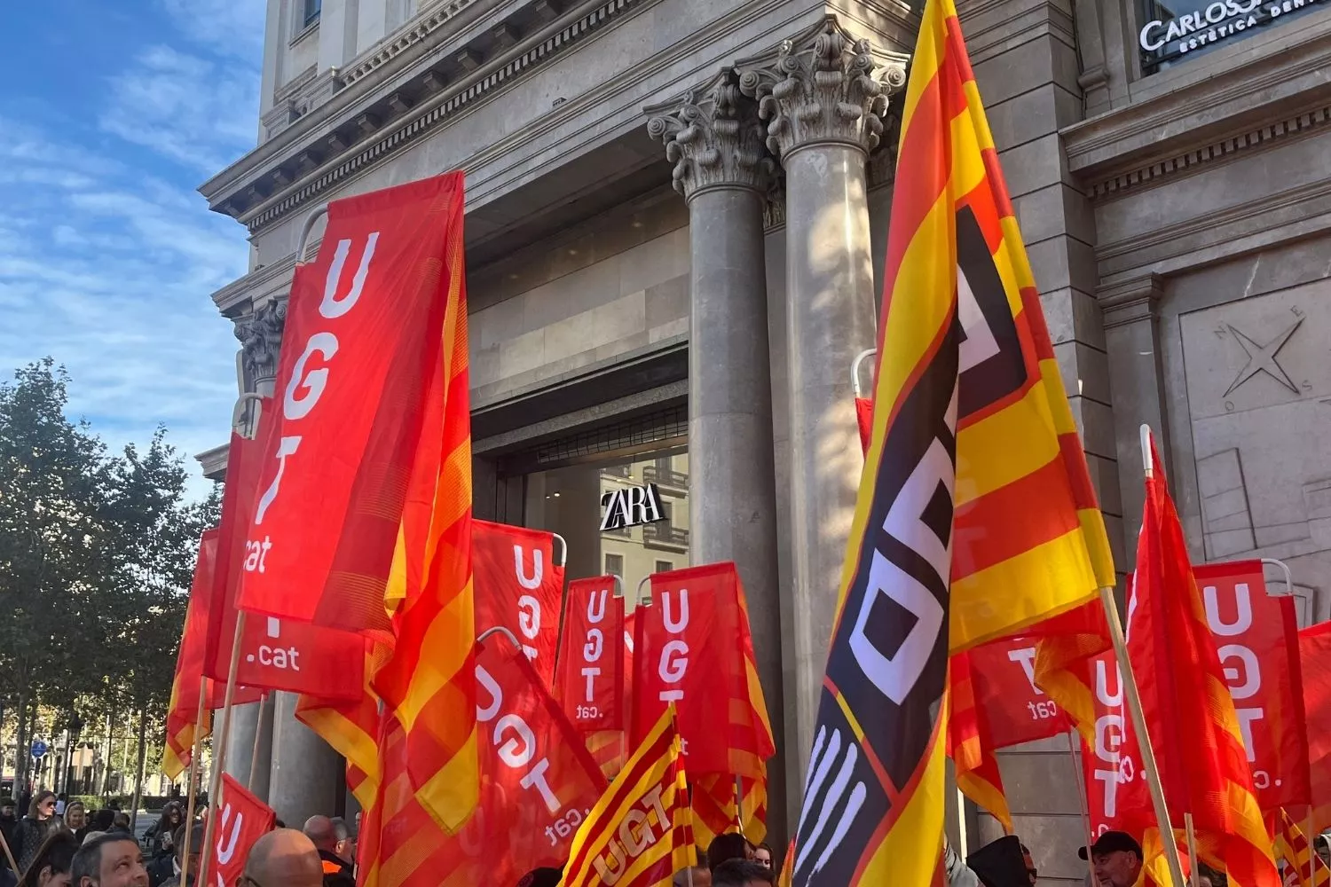 Trabajadores de Inditex se manifiestan delante de la tienda Zara de paseo de Gràcia en Barcelona / CONSUMIDOR GLOBAL