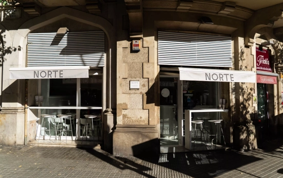 La terraza del restaurante Norte en la esquina de Diputación con Bruc / SIMÓN SÁNCHEZ