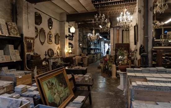 Un cuadro entre montañas de baldosas hidráulicas / SIMÓN SÁNCHEZ