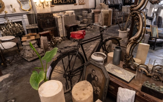 Una bicicleta y otros objetos procedentes de pisos del Eixample de Barcelona / SIMÓN SÁNCHEZ