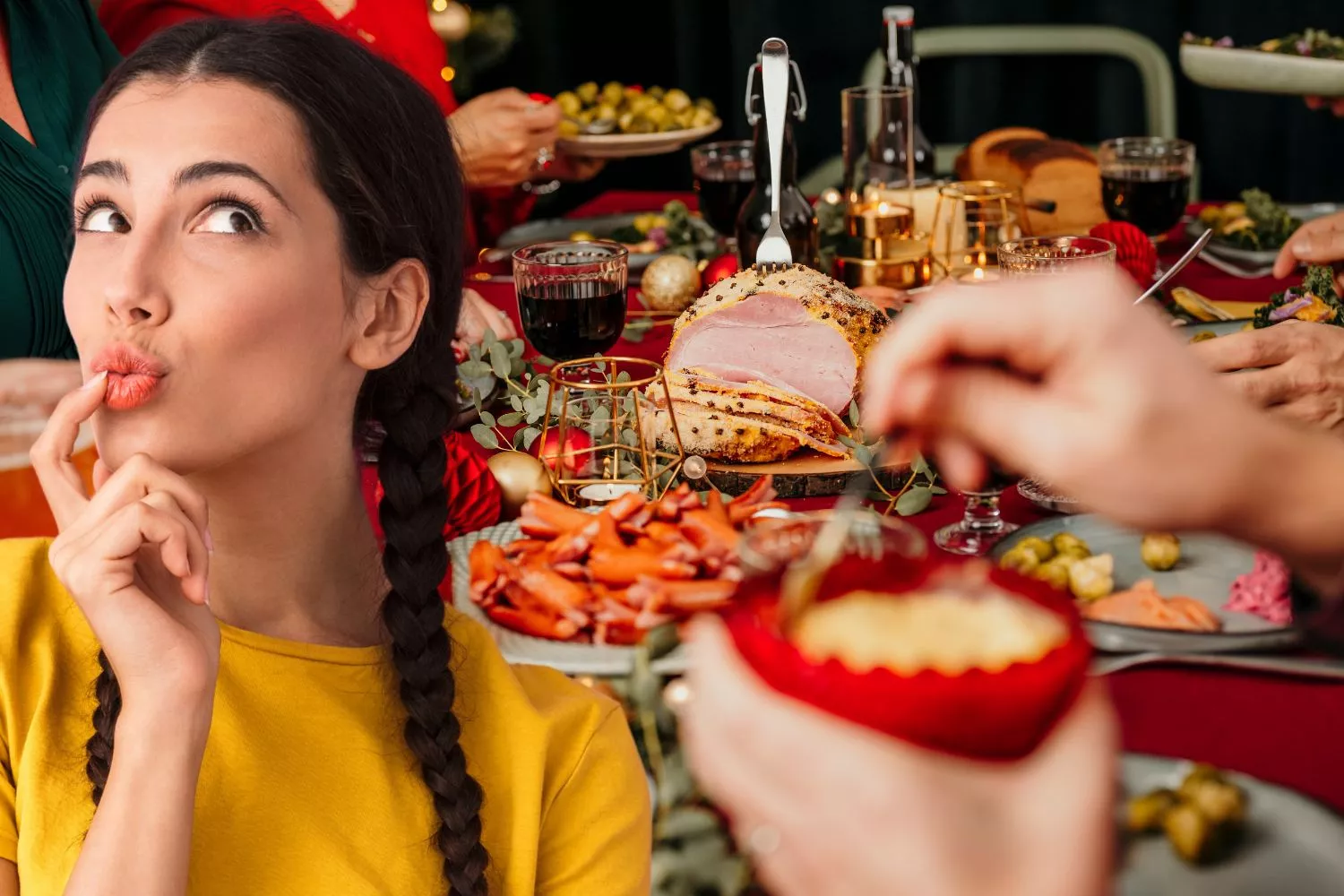 Una consumidora pensando en el menú gourmet más bajo en calorías para Nochebuena / Monataje Consumidor Global