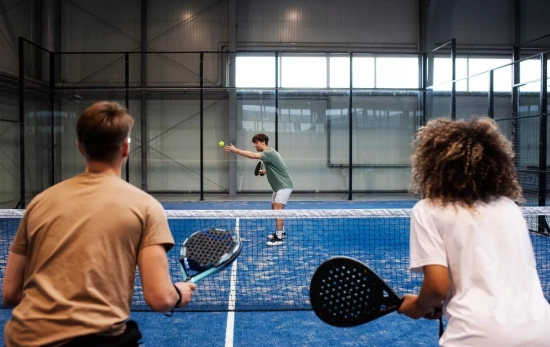 Varias personas juegan al pádel / FREEPIK