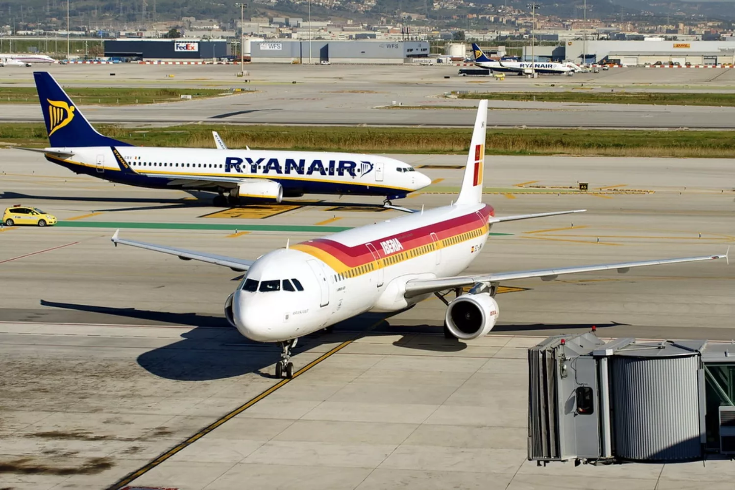 Un avión de Ryanair y otro de Iberia / FLICKR