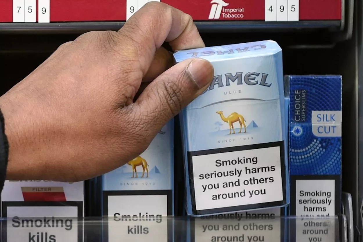 Un hombre elige un paquete de cigarrillos de la marca Camel en un estanco / EFE