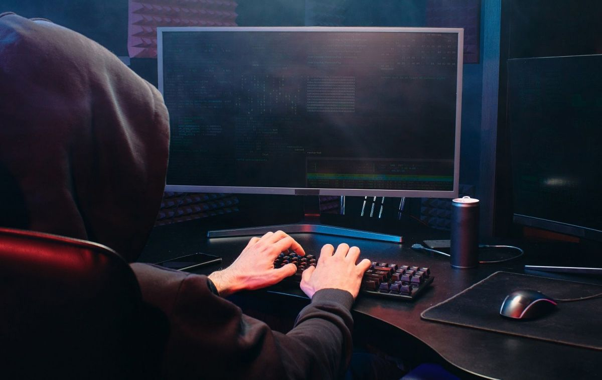 Un ciberdelincuente durante un acto de pishing para robar criptomonedas / PEXELS