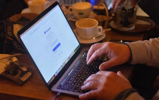 Una persona prueba el asistente DeepSeek / EDUARDO PARRA - EUROPA PRESS