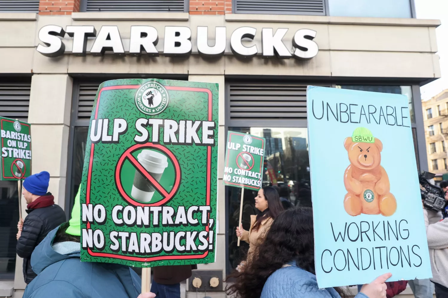 Trabajadores de Starbucks en huelga se manifiestan frente a una tienda / SARAH YENESEL - EFE