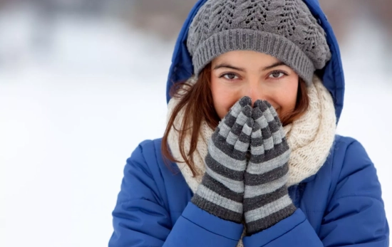 Una chica usando la camiseta térmica de Lidl/ CANVA