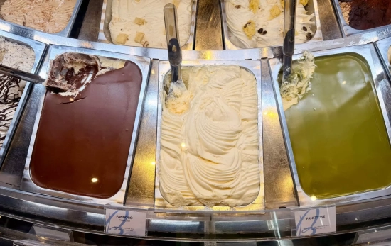 Helado Dolcevita, Buontalenti y helado de pistacho. Detrás helado de pandoro y panettone / CG Helado Dolcevita, Buontalenti y helado de pistacho. Detrás helado de pandoro y panettone / CG