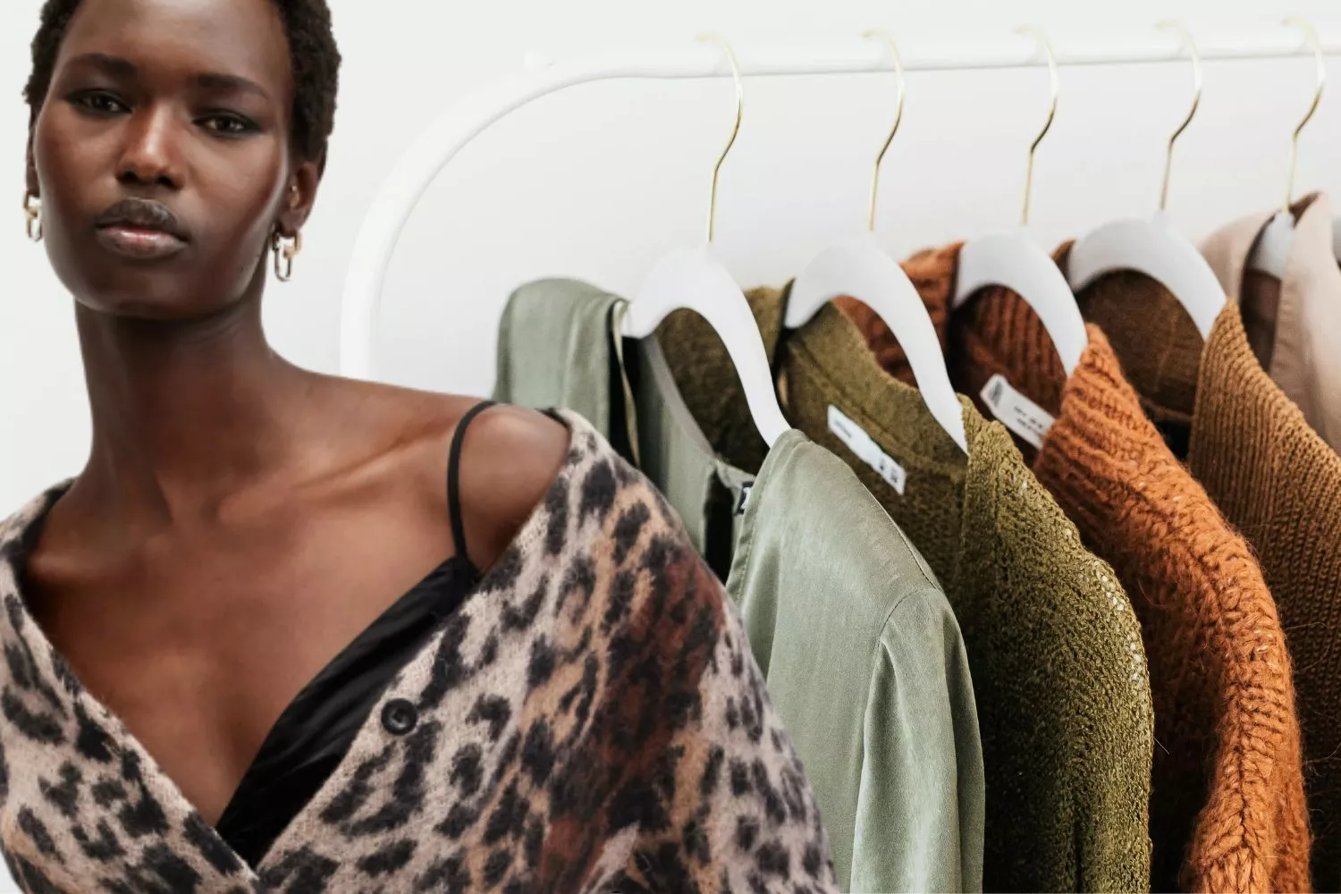 La prenda de punto que marca tendencia este otoño 2025/ Montaje Consumidor Global 