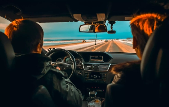 Dos conductores en un coche / PEXELS