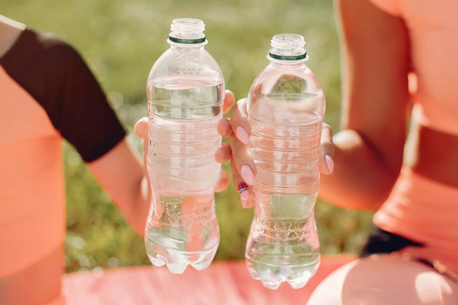 Dos botellas de agua mineral  / FREEPIK