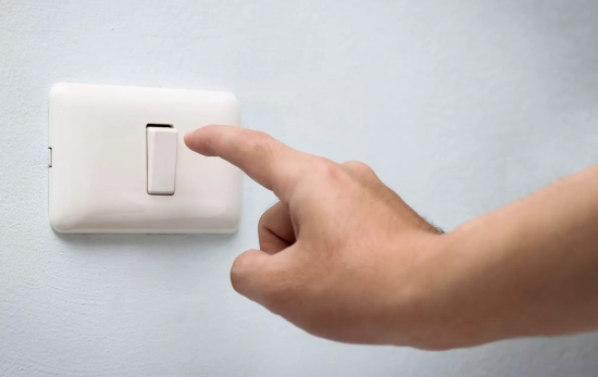 Una persona se dispone a pulsar un interruptor / FREEPIK